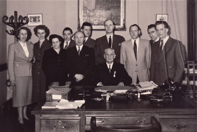 Iedereen op het bureau had het eerste jaar 'werken met de mechanische boekhoudmachine' glansrijk doorstaan. Alleen mijnheer Van Heeren had een tweede zit.